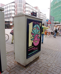 838951 Afbeelding van een schakelkast op het Vredenburg te Utrecht, met een poster voor het 'Lustrum Maliebaan Festival ...